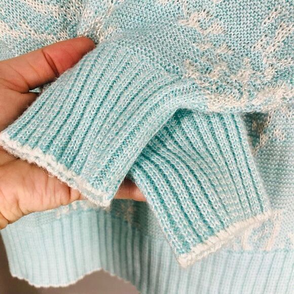 Holiday KNITWEAR Vintage Blue White Floral Knit Vneck Sweater‎ Sz S/M - Picture 3 of 9